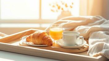 desayuno bandeja con naranja jugo, croissants y Leche en el habitación foto