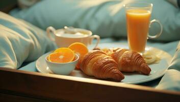 desayuno bandeja con naranja jugo, croissants y Leche en el habitación foto