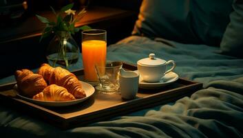 desayuno bandeja con naranja jugo, croissants y Leche en el habitación foto