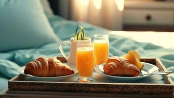 desayuno bandeja con naranja jugo, croissants y Leche en el habitación foto