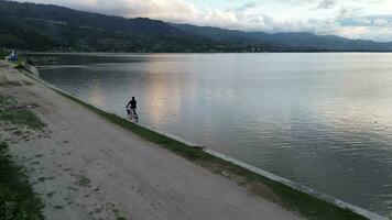 aérien vue de une homme cyclisme sur une Lac video