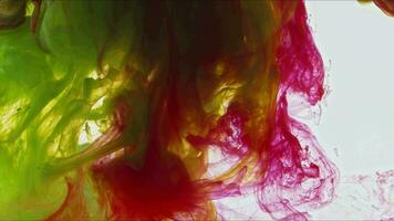 astratto colorato inchiostro gocce nel acqua struttura filmato. video
