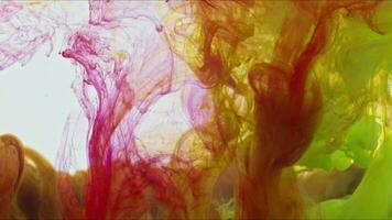 abstrait coloré encre gouttes dans l'eau texture images. video