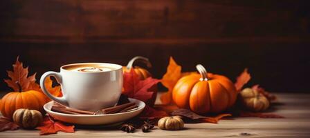 jarra de café y otoño hojas con naranja calabaza en de madera mesa. otoño bebida concepto. foto