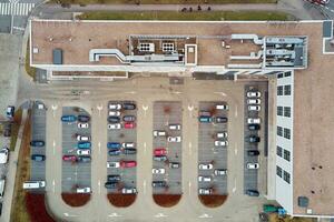 vista aérea del estacionamiento de automóviles cerca de la construcción de viviendas modernas foto