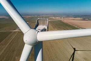 aéreo ver de parte de molino turbina en campo, verde energía foto