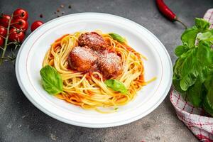 pasta albóndiga espaguetis tomate salsa rallado parmesano queso plato comida comida bocadillo en el mesa Copiar espacio comida antecedentes rústico parte superior ver foto