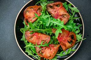 rojo tomate ensalada Rúcula sano comida comida bocadillo en el mesa Copiar espacio comida antecedentes rústico parte superior ver foto