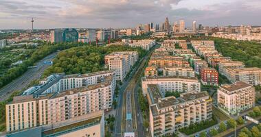 Drohne Zeit Ablauf Video von Frankfurt bin Main gegenüber Rebstockpark im das Abend