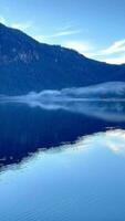 schön Aussicht von See eibsee reflektiert im klar Wasser umgeben durch Berge. video