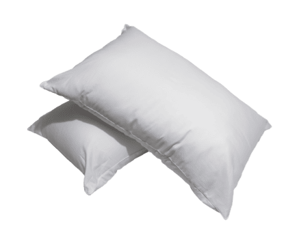 bianca cuscini nel pila dopo ospiti uso a Hotel o ricorrere camera isolato con ritaglio sentiero nel png file formato. concetto di confortable e contento dormire nel quotidiano vita