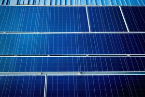 solar paneles en el techo de un edificio ai generado foto