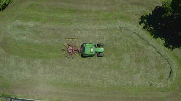 un aérien vue de une tracteur dans une champ video