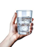 vaso de agua en hembra mano aislado en blanco antecedentes con recorte camino foto
