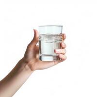 vaso de agua en hembra mano aislado en blanco antecedentes con recorte camino foto