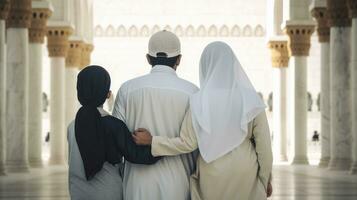 musulmán familia ver mezquita. musulmán familia eid saludos espalda vista, jumma Mubarak foto