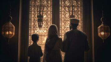 musulmán familia ver mezquita. musulmán familia eid saludos espalda vista, jumma Mubarak foto