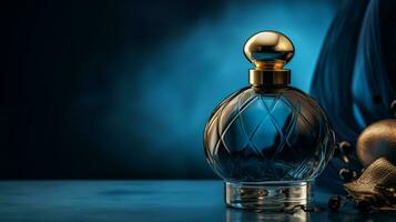 perfume botella en un azul antecedentes foto
