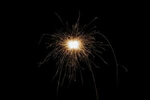 Bengala ardiente aislado sobre fondo negro. tema de fuegos artificiales. efecto de luz y textura. foto