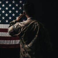 el respeto y honor un cautivador espalda ver fotografía de militar saludando el Estados Unidos bandera, un tributo a patriotismo y sacrificio generativo ai foto