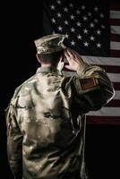 el respeto y honor un cautivador espalda ver fotografía de militar saludando el Estados Unidos bandera, un tributo a patriotismo y sacrificio generativo ai foto