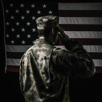 el respeto y honor un cautivador espalda ver fotografía de militar saludando el Estados Unidos bandera, un tributo a patriotismo y sacrificio generativo ai foto