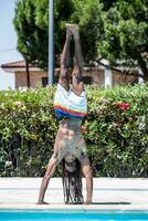 afroamericano hombre en pie en el borde de un piscina. foto