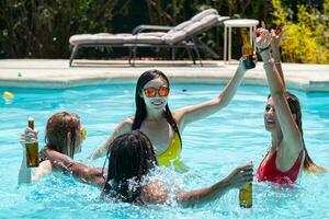 joven personas de diferente etnias Bebiendo fiesta cerveza en un nadando piscina foto