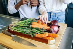 vegetales en un de madera bandeja en el cocina foto