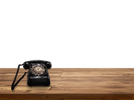 vieux noir téléphone mis sur en bois table isolé sur blanc Contexte png