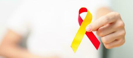 mujer participación rojo y amarillo cinta. mundo hepatitis día conciencia mes, 28 julio, hígado cáncer, ictericia, cirrosis, falla, engrandecido, hepático encefalopatía y salud concepto foto