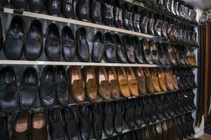 21 julio 2023, dhaka, malo, notun bazar espuma Zapatos escaparate en Al por menor tienda estantería para rebaja en Bangladesh foto