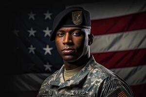 americano soldado en uniforme en pie alto y saludando, con el americano bandera en el antecedentes. generativo ai foto