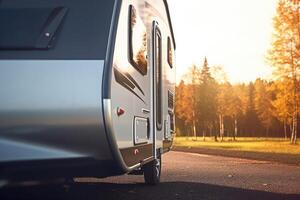 un cerca - arriba Disparo de un moderno caravana estacionado, exhibiendo el libertad y aventuras de viajar. generativo ai foto