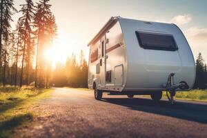 un cerca - arriba Disparo de un moderno caravana estacionado, exhibiendo el libertad y aventuras de viajar. generativo ai foto