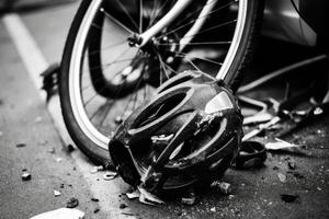 un imagen por capturar el secuelas de un bicicleta choque en un ciudad la carretera. generativo ai foto