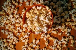 un gastos generales Disparo de un derramado palomitas de maiz tina en el cine piso. generativo ai foto