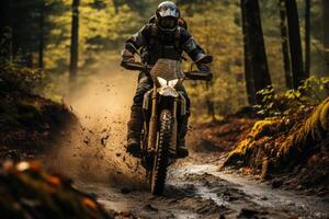 bosque sendero - un dinámica acción Disparo desde detrás de un motocicleta jinete navegando mediante un denso bosque camino. generativo ai foto