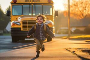 pequeño chico corriendo en frente de el colegio autobús. generativo ai foto