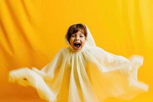 un cerca - arriba fotografía presentando un encantador niño vestido como un fantasma, exudando puro alegría y felicidad en Víspera de Todos los Santos. generativo ai foto