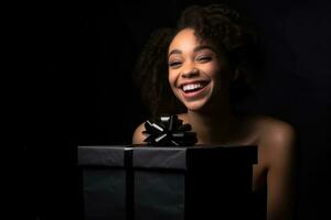 un atractivo negro viernes promoción con un cautivador fotografía de un sonriente mujer modelo exhibiendo un regalo caja en un estudio ajuste. generativo ai foto