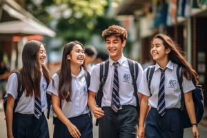 sincero Disparo de un grupo de amigos caminando juntos hacia el colegio entrada. generativo ai foto