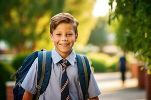 retrato de un caucásico estudiante chico Listo para el primero día de colegio vistiendo un mochila y posando con un grande sonrisa. generativo ai foto