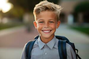 retrato de un caucásico estudiante chico Listo para el primero día de colegio vistiendo un mochila y posando con un grande sonrisa. generativo ai foto