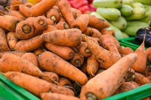 zanahorias en el mostrador de el almacenar. verduras, cosecha. foto