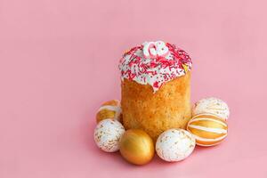 Pascua de Resurrección pasteles - tradicional kulich en un rosado antecedentes. paska Pascua de Resurrección un pan en ruso letras xb foto