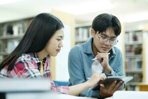 joven estudiantes instalaciones ayuda amigo atrapando arriba y aprendiendo. foto