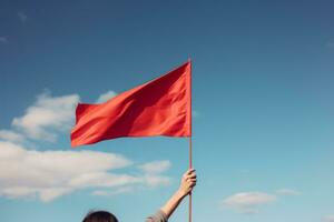 mano participación rojo bandera en contra azul cielo foto