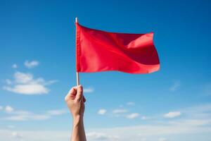 mano participación rojo bandera en contra azul cielo foto