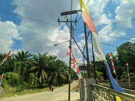 kuaro Kalimantan timur, Indonesia 03 agosto 2023. usted lata ver el bandera banderín a Bienvenido el aniversario de el república de Indonesia foto